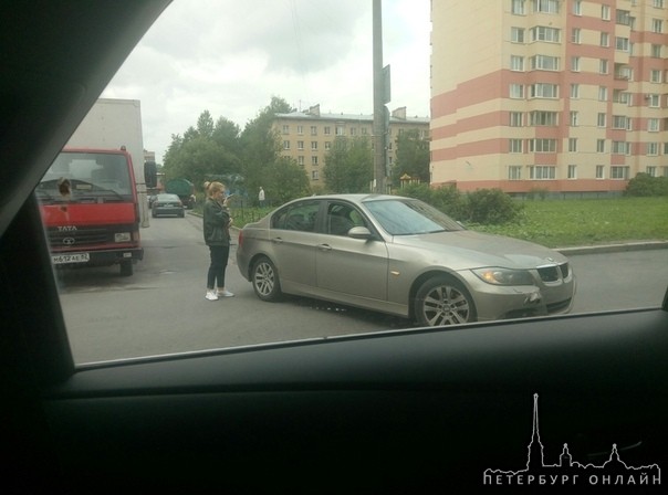 Опель и БМВ на Варшавской в районе дома 19. Служб нет, мешают порядочно.