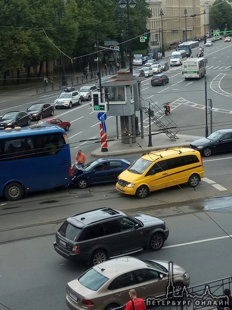 На Загородном , перед Московским, прямо у будки ГИБДД , автомобиль остановился в автобус, инспектора...