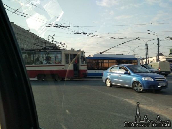 На перекрестке Дыбенко и проспекта Большевиков столкнулись троллейбус и трамвай