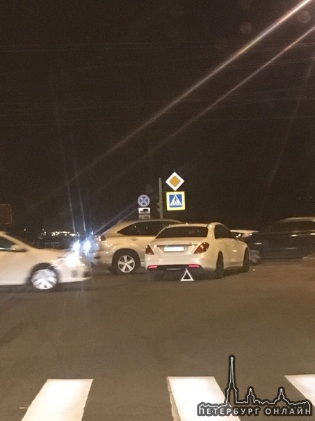 Авария на пересечении ул. Десантников и дублера Петергофского шоссе.
