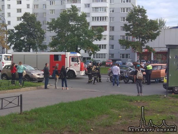 Маршала Захарова у дома 60. Автомобиль не пропустил мотоцикл. Мотоциклист в карете скорой помощи