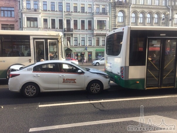 ДТП у входа на станцию метро «Маяковская». Автобус и 2 автомобиля. ГИБДД уже на месте.