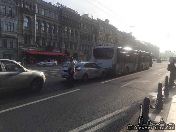 ДТП у входа на станцию метро «Маяковская». Автобус и 2 автомобиля. ГИБДД уже на месте.