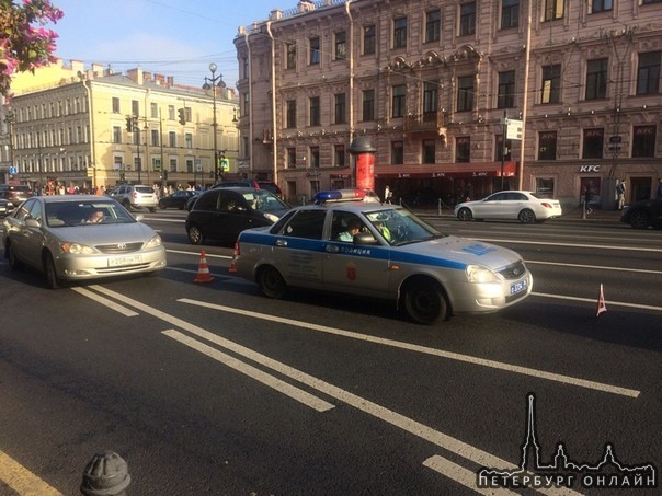 ДТП у входа на станцию метро «Маяковская». Автобус и 2 автомобиля. ГИБДД уже на месте.