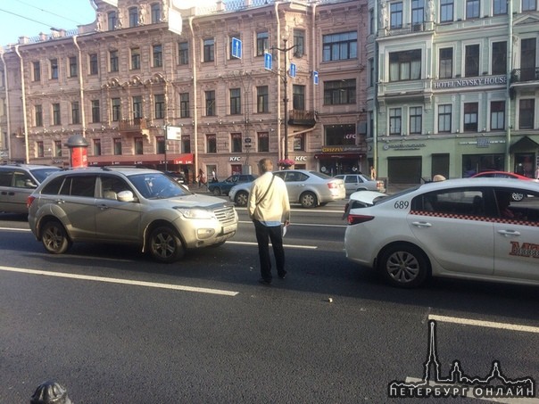 ДТП у входа на станцию метро «Маяковская». Автобус и 2 автомобиля. ГИБДД уже на месте.