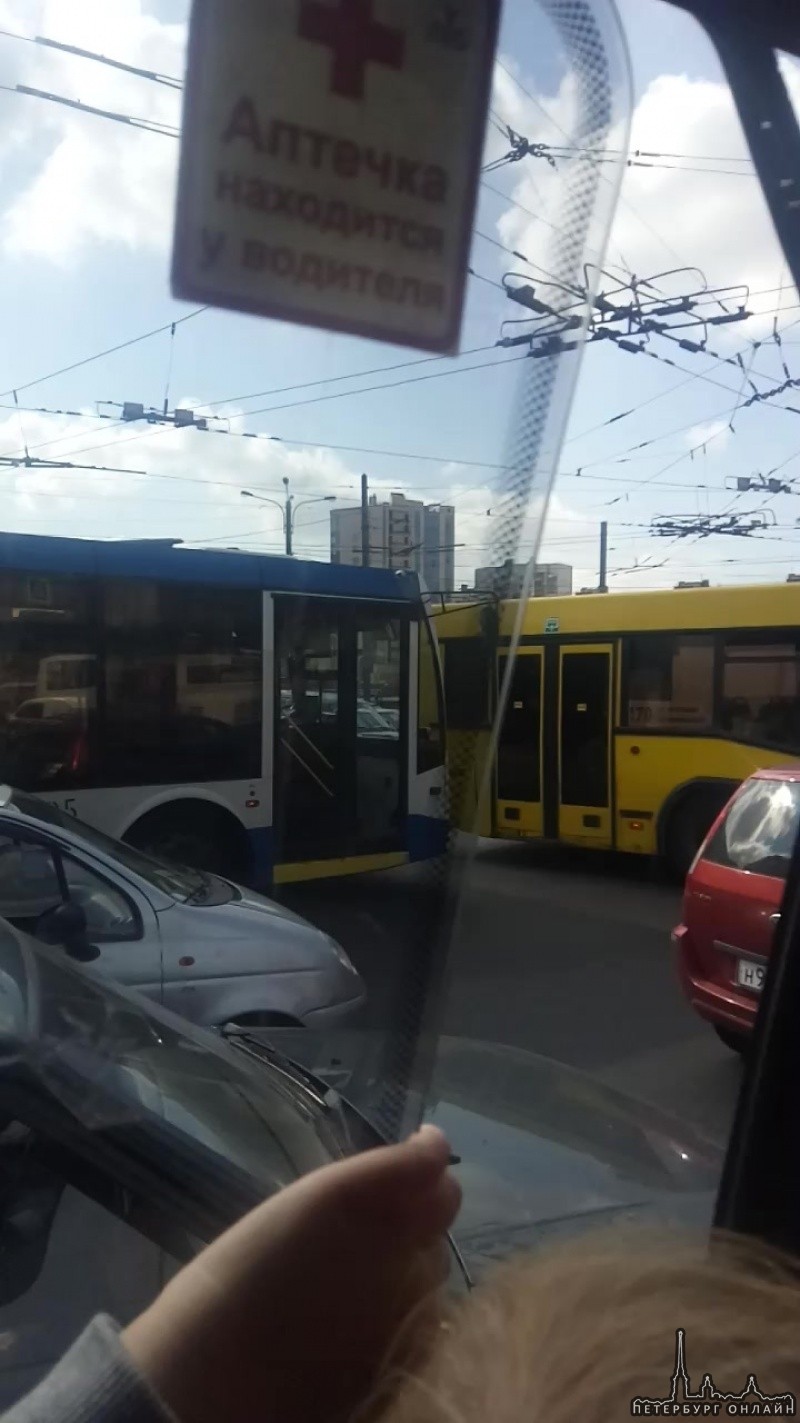 На перекрестке Испытателей и Коломяжского не работает светофор!