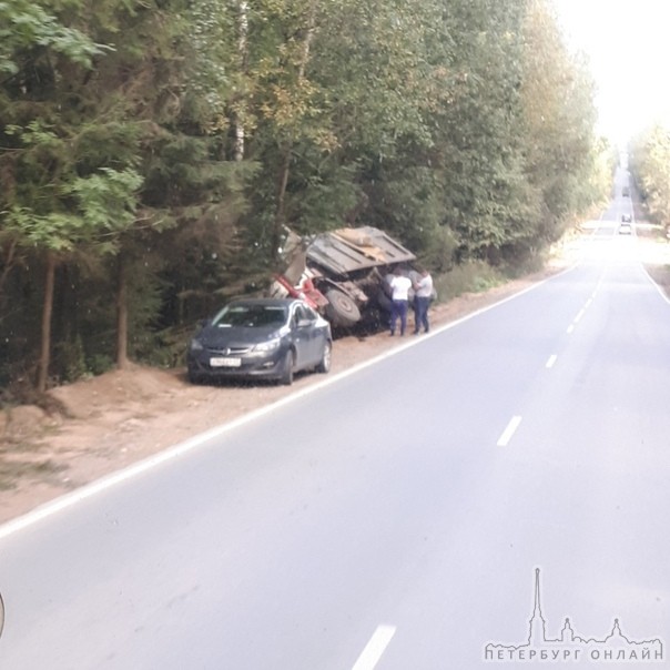 Водитель самосвала неудачно припарковался на обочине дорога на поселок Подгорное.