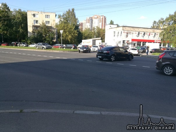 На Краснопутиловской улице у дома 96 столкнулись Mazda и пятнашка ,