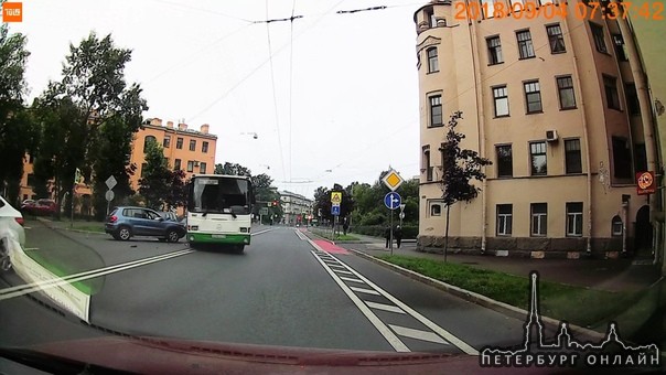 Плуталова+ Левашовский. Кроссовер и автобус.