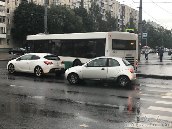 На Будапештской и Олека дундича не большое ДТП автобус #157 и Опель астра