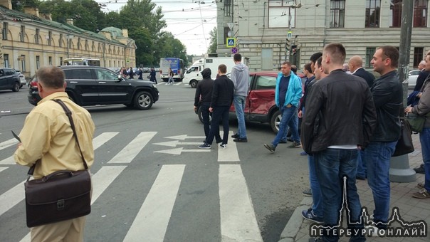 На перекрестке Академика Лебедева и Боткинской БМВ приехал в левые двери Кашкаю, ещё задели третий ...