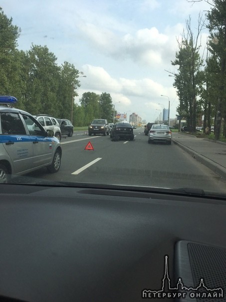 Авария на Краснопутиловской возле автоцентра "Тойота "