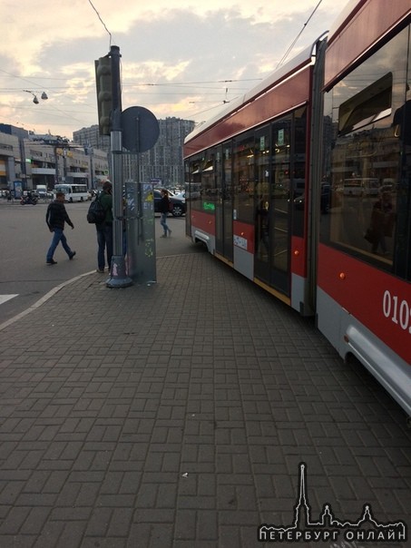 Трамвай сошёл с рельсов на Проспекте Просвещения