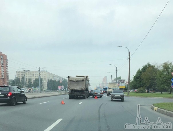 На Бухарестской улице, перед улицей Димитрова в сторону проспекта Славы, БМВ решил поцеловать Кама...