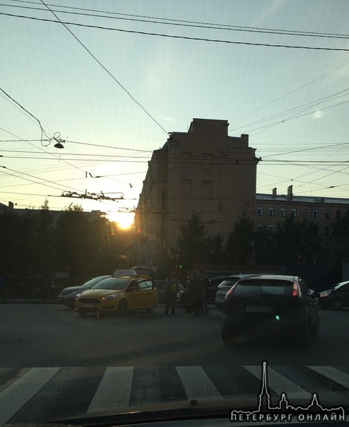 Перекрёсток Литейного и Кирочной. Яндекс такси опять отметилось. ДПС на месте.