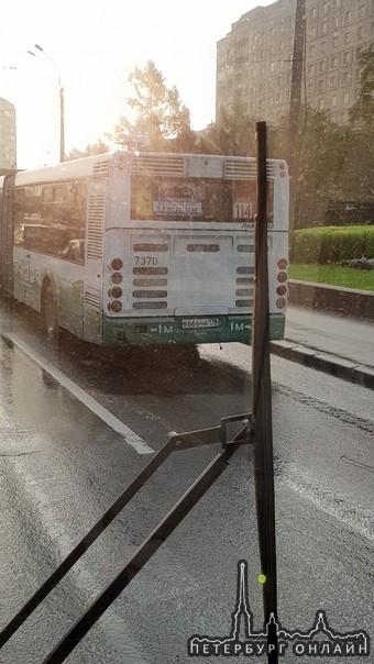 На Славе перед Белградской в "яме" под Витебским случилось лёгкое недоразумение между автобусами. Дл...