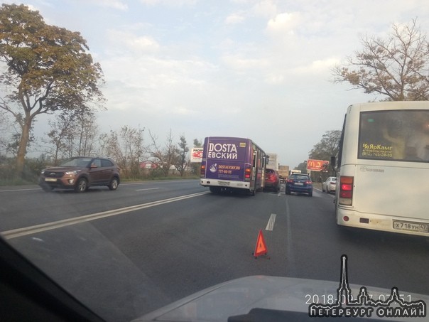 На Московском шоссе в сторону Санкт-Петербурга перед Шушарами две маршрутки решили из Мазды сдела...