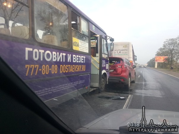 На Московском шоссе в сторону Санкт-Петербурга перед Шушарами две маршрутки решили из Мазды сдела...