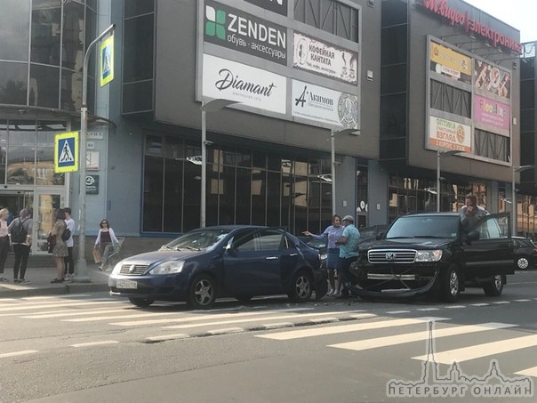 На Малом пр 88, ВО мужчина на Тойоте не успел затормозить перед пешеходным,в результате чего другой ...