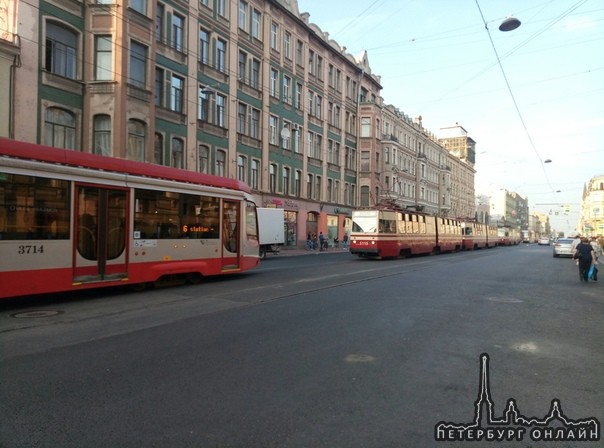 По Среднему проспекту трамваи на Ваське встали. Плотно