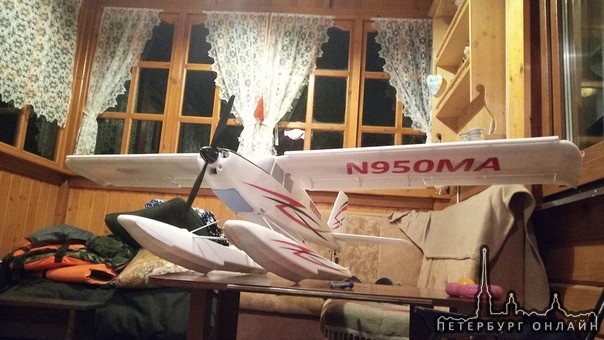 9 сентября, в парке 300-летия, была потеряна белая модель самолёта (фото 1), модель упала в воду, по...