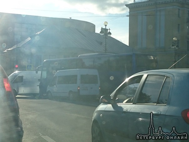 Автобус ХК "Сочи" попал в ДТП в Санкт-Петербурге на площади Александра Невского.