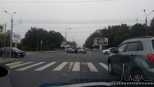 Дтп на пересечении Кузнецовой и Новоизмайловского. Перекрыли проезд в сторону Ленинского проспекта