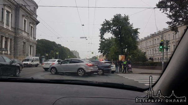 Выезжая с Рузовской улицы на Загородный проспект, начинающий водитель не стал сразу поворачивать в п...