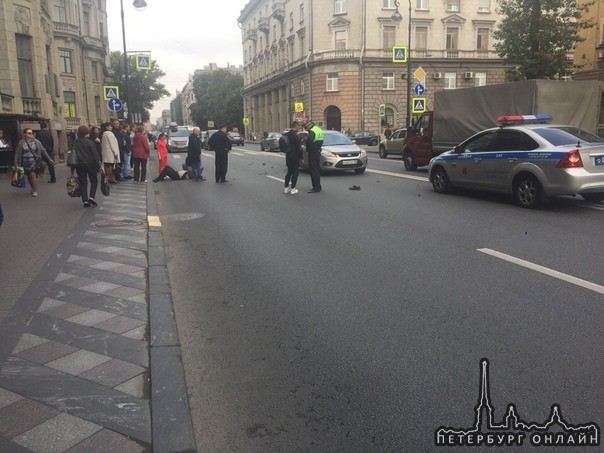 На Каменноостровском проспекте у дома 28/26, мотоциклист сбил пешехода, оба живы, пробка в сторону Г...