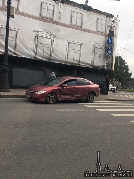 На перекрёстке Каменноостровского и набережной реки Карповки стоят, Цивик, Круз и Теана,