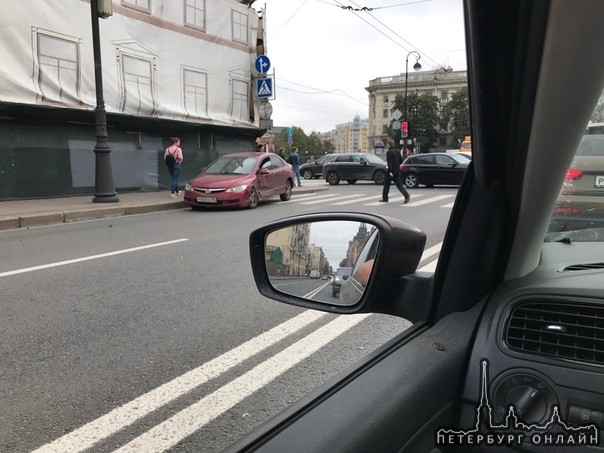 На перекрёстке Каменноостровского и набережной реки Карповки стоят, Цивик, Круз и Теана,