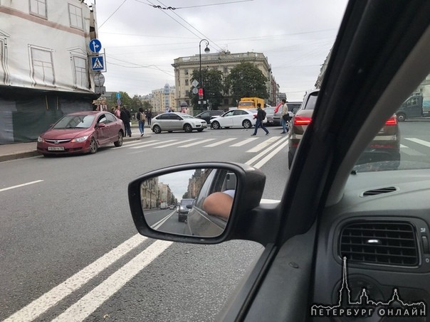 На перекрёстке Каменноостровского и набережной реки Карповки стоят, Цивик, Круз и Теана,