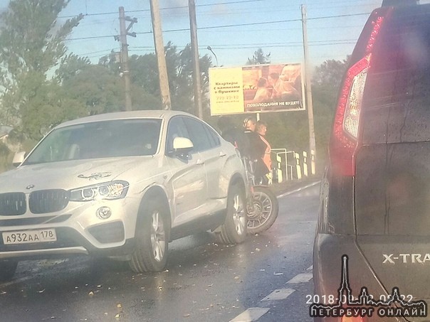 Мотоцикл догнал BMW на переезде возле ж/д Александровская в г. Пушкине