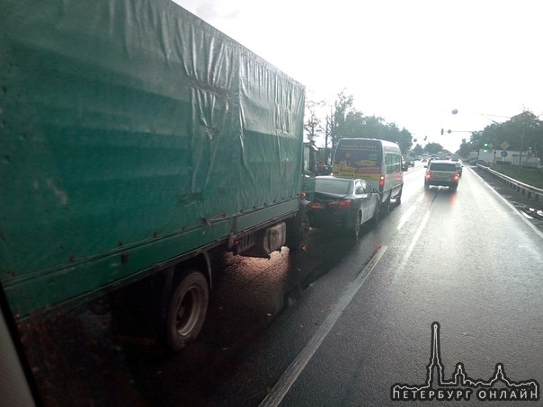 ДТП с участием грузовика,легкового автомобиля и маршрутного такси на Московском шоссе 5км ,в сторон...