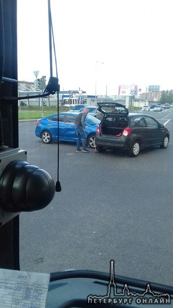 На перекрестке Богатырского и Планерной встретелись два автолюбителя.
