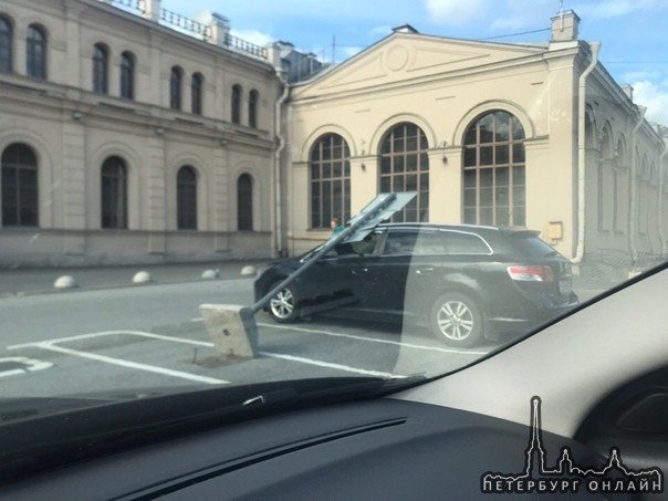 У ТЦ "Варшавский экспресс" дорожный знак упал на припаркованный автомобиль.