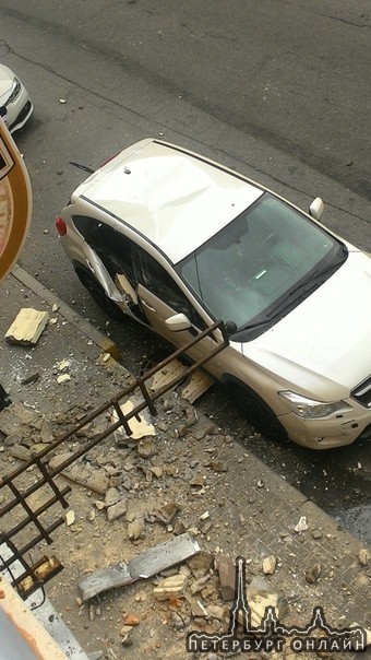 На Шамшева упала часть крыши на тротуар, досталось припаркованному автомобилю. Вроде как без жертв, ...