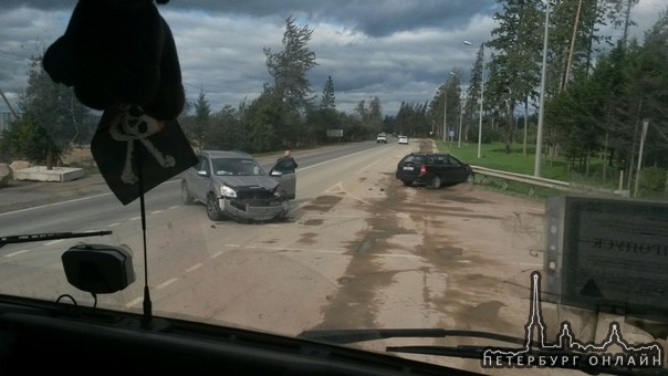 Chevrolet и Nissan столкнулись на старой Приозерской трассе . .