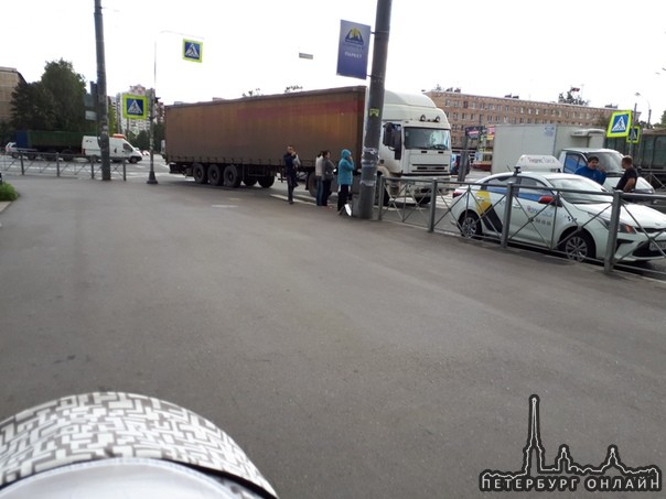 Фура догнала Яндекс Такси на углу Народной и Дальневосточного в сторону Дыбенко. Пробке быть. Служб ...