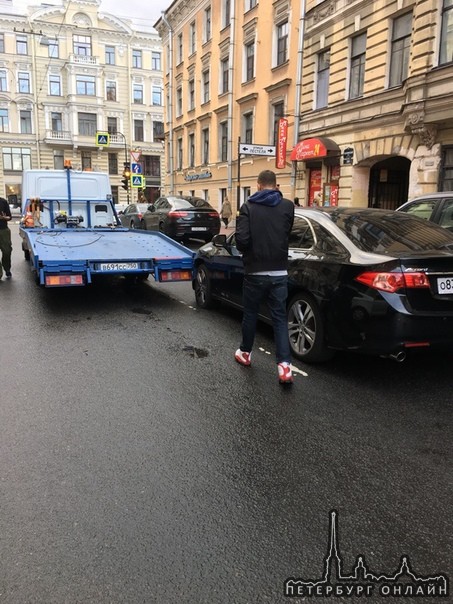 16:54 по московскому времени,на Гагаринской ул. 36. Эвакуатор сдал задним ходом в Honda Accord. Соби...
