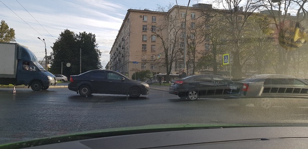 Авария. Перекресток кармана Гагарина и Типанова. Перед пешеходным переходом. Служб нет, пробки тоже.