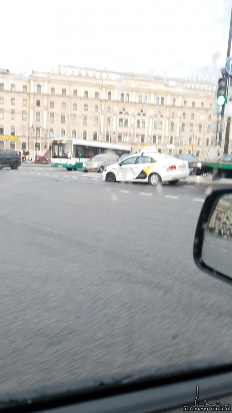 На площади Восстания сегодня днём столкнулись Nissan и такси. В районе 15 прибыли полицейские. Сейча...