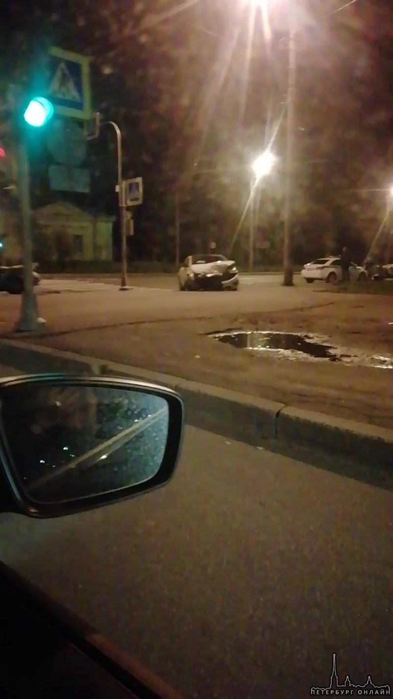 На Феодосийской улице и улице Жукова стоят два разбитых автомобиля. Службы на месте.