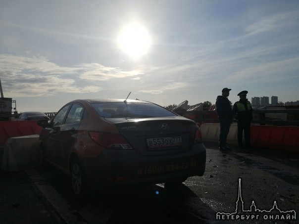 Перед Вантовым мостом Делимобиль потерял управление и врезался в ограждение.