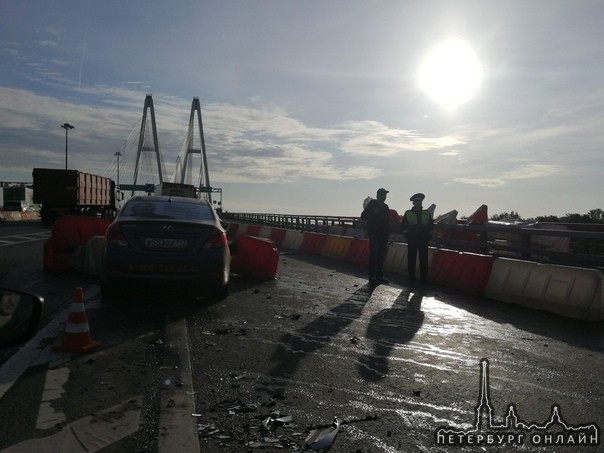 Перед Вантовым мостом Делимобиль потерял управление и врезался в ограждение.