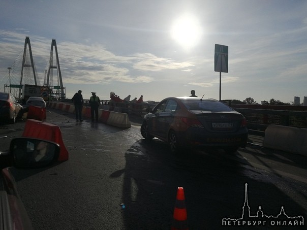 Перед Вантовым мостом Делимобиль потерял управление и врезался в ограждение.