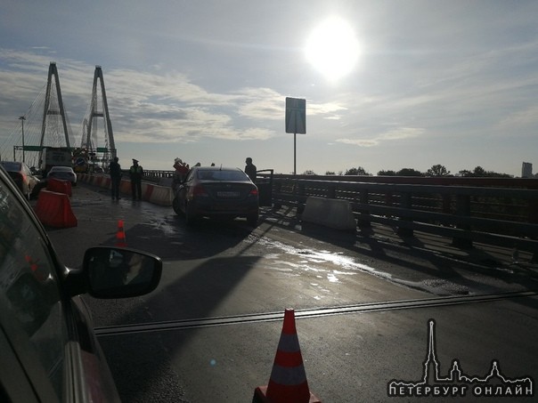 Перед Вантовым мостом Делимобиль потерял управление и врезался в ограждение.