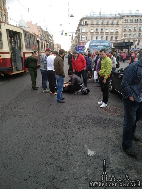 У метро Василеостровская мотоциклист на Харлее проскочил перекресток на желтый на скорости под сто, ...