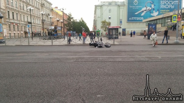 У метро Василеостровская мотоциклист на Харлее проскочил перекресток на желтый на скорости под сто, ...