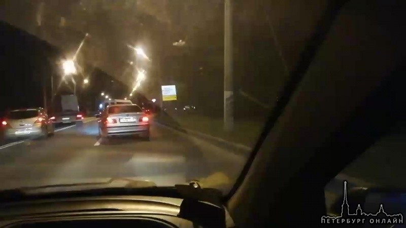 На Петергофском шоссе, маршрутка с легковушкой перекрыли все полосы по направлению в город, объезжаю...